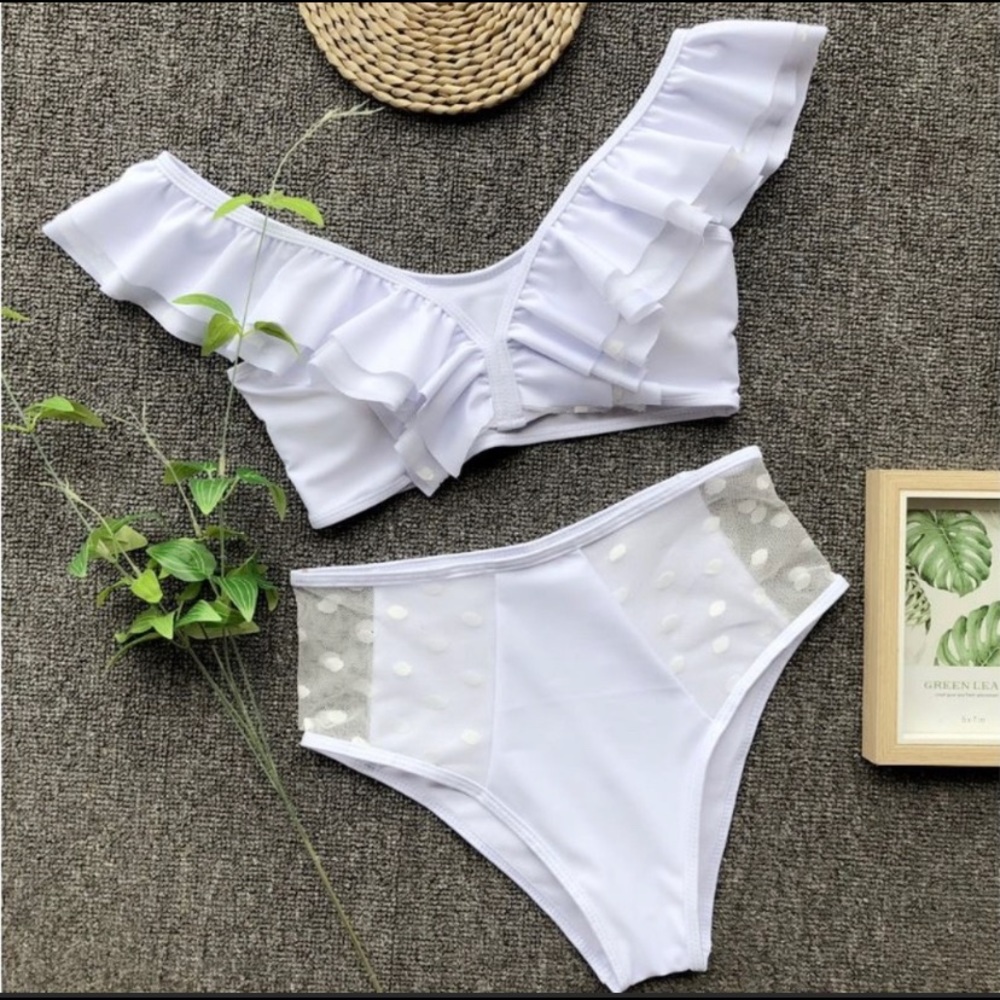 🦋Host Pick🦋White Ruffle fashion swimsuit